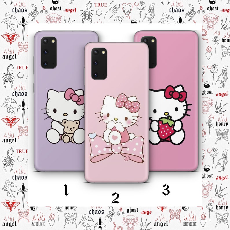 Puede incluir: Tres fundas para tel&eacute;fono con Hello Kitty en diferentes poses. La primera funda es de color morado claro con Hello Kitty sosteniendo un osito de peluche. La segunda funda es rosa con Hello Kitty con un lazo rosa. La tercera funda es rosa con Hello Kitty sosteniendo una fresa.