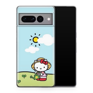 Puede incluir: Una funda de tel&eacute;fono azul con una imagen de dibujos animados de Hello Kitty regando plantas en un jard&iacute;n soleado. La funda tiene un recorte para la c&aacute;mara del tel&eacute;fono.