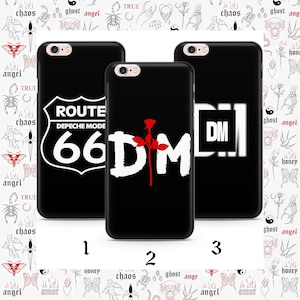 Puede incluir: Tres fundas negras para iPhone con diseños diferentes. La primera funda presenta un letrero blanco de la Ruta 66 con el texto "Depeche Mode" y el número "66". La segunda funda tiene un "DM" blanco con un tallo de rosa roja. La tercera funda tiene un cuadrado blanco con el texto "DM" en su interior.