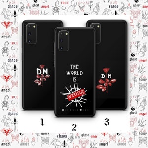 Puede incluir: Tres fundas de teléfono negras con diseños diferentes. La primera funda tiene una rosa roja con las letras DM. La segunda funda tiene un sol blanco y negro con el texto "The World Is Wrong" y "Depeche Mode" debajo. La tercera funda tiene una rosa roja con las letras DM.