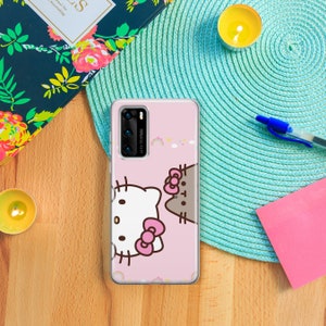 K&ouml;nnte beinhalten: Eine rosa Handyh&uuml;lle mit einem Hello Kitty und Pusheen Katzen-Design. Die H&uuml;lle ist transparent und zeigt das Objektiv der Handykamera.