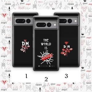 Puede incluir: Tres fundas de teléfono negras con diseños diferentes. La primera funda tiene una rosa roja con las letras DM. La segunda funda tiene un diseño en blanco y negro con el texto "The World Is Wrong" y el hashtag "#EPECHE MODE". La tercera funda tiene una rosa roja con las letras DM.