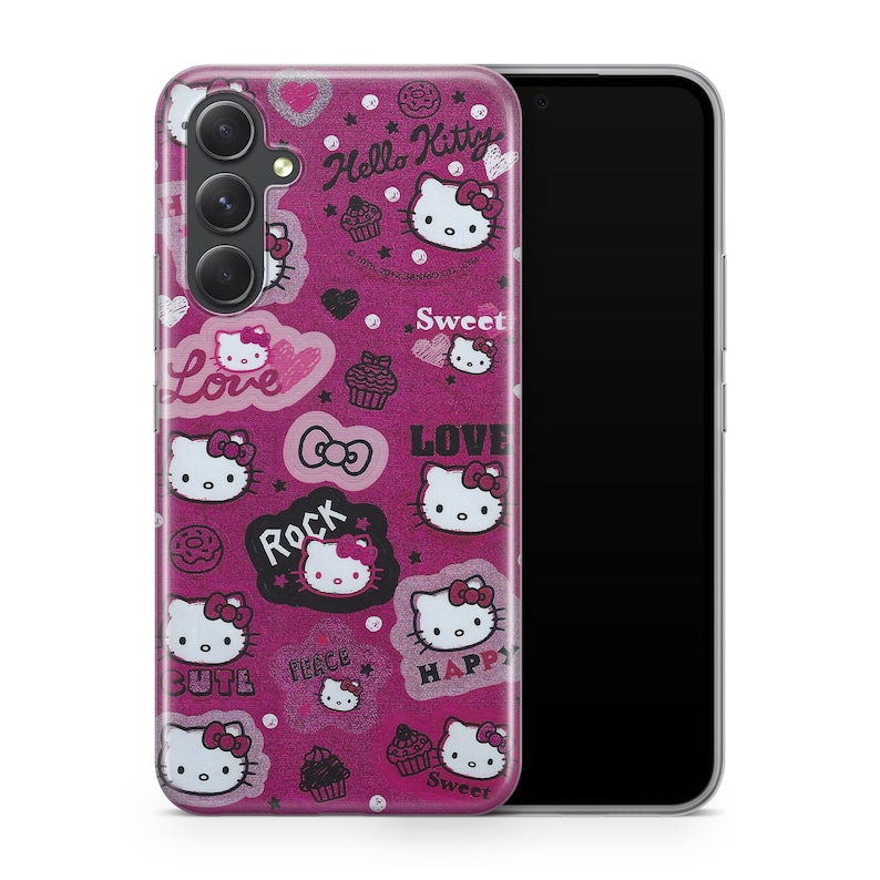 Pu&ograve; includere: Una custodia per telefono rosa con un design Hello Kitty. La custodia presenta una variet&agrave; di personaggi Hello Kitty, cuori, stelle e le parole "Hello Kitty", "Love", "Sweet", "Rock", "Cute", "Peace", "Happy" e "Sweet".