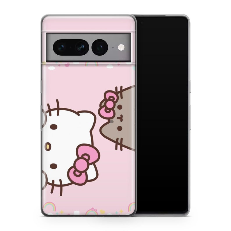 Pode incluir: Uma capa de telefone rosa com um design de Hello Kitty e Pusheen. A capa tem um padr&atilde;o de arco-&iacute;ris e nuvens.