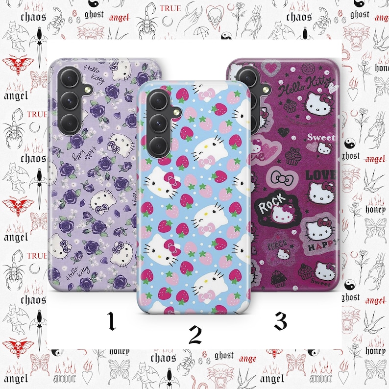Pu&ograve; includere: Tre diverse custodie per telefono con design Hello Kitty. La prima custodia &egrave; viola con un motivo floreale e personaggi Hello Kitty. La seconda custodia &egrave; blu con un motivo di fragole e Hello Kitty. La terza custodia &egrave; rosa con un motivo Hello Kitty e cupcake.