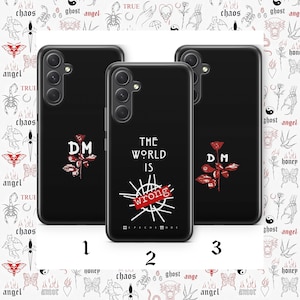 Puede incluir: Tres fundas de teléfono negras con diseños diferentes. La primera funda tiene una rosa roja con las letras DM. La segunda funda tiene un diseño en blanco y negro con el texto "The World Is Wrong" y el texto "Depeche Mode" en la parte inferior. La tercera funda tiene una rosa roja con las letras DM.