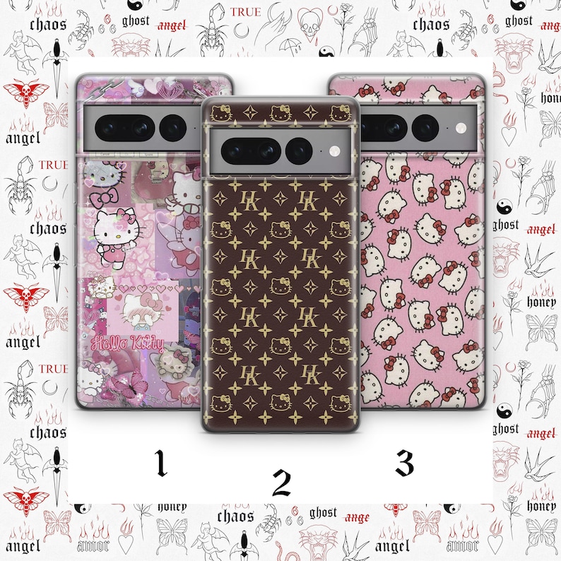 Op de afbeelding: Drie telefoonhoesjes met verschillende ontwerpen. Het eerste hoesje heeft een roze en wit Hello Kitty-patroon. Het tweede hoesje heeft een bruin en goud Louis Vuitton-patroon. Het derde hoesje heeft een roze Hello Kitty-patroon.