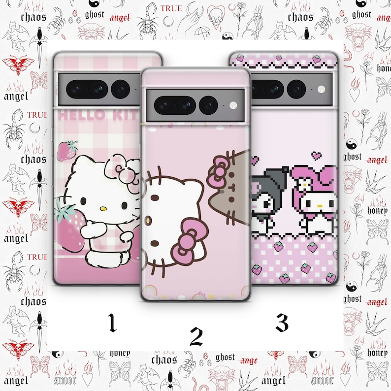 Pode incluir: Tr&ecirc;s capas de telefone cor-de-rosa com diferentes designs de Hello Kitty. A primeira capa apresenta Hello Kitty segurando um morango, a segunda capa apresenta Hello Kitty e um gato castanho, e a terceira capa apresenta Hello Kitty e My Melody.