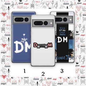 Könnte beinhalten: Drei verschiedene Handyhüllen mit Depeche Mode-Motiv. Die erste Hülle ist blau mit weißem Text, der "DM" sagt. Die zweite Hülle ist weiß mit einem Aufkleber, der "Depeche Mode Memento Mori" sagt, und die dritte Hülle ist schwarz mit einem blauen und weißen Bild der Band und dem Text "Reach Out and Touch Faith DM Personal Jesus".