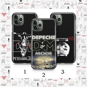 Puede incluir: Tres fundas negras para iPhone con diseños diferentes. La primera funda presenta una imagen en blanco y negro de una persona con el texto "Personal Jesus" debajo. La segunda funda presenta una imagen en blanco y negro de una flor con el texto "Depeche Mode" debajo. La tercera funda presenta una calavera en blanco y negro con el texto "Depeche Mode Memento Mori" debajo.