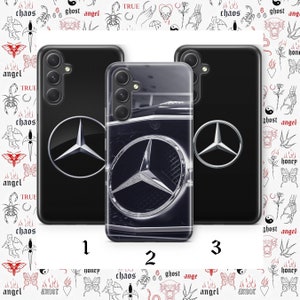 Könnte beinhalten: Drei schwarze Handyhüllen mit Mercedes-Benz-Logos. Die Hüllen sind mit 1, 2 und 3 nummeriert. Der Hintergrund zeigt ein weißes Muster mit verschiedenen Tattoo-Illustrationen, darunter Engel, Schmetterlinge und das Wort "Chaos".