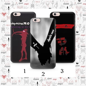 Może przedstawiać: Trzy różne etui na telefon z czarnym tłem i czerwonymi i białymi wzorami. Pierwsze etui przedstawia czerwoną i białą ilustrację stworzenia z długim dziobem. Drugie etui przedstawia czarno-białą ilustrację dwóch trzymających się za ręce dłoni. Trzecie etui przedstawia czerwony i biały projekt graficzny z tekstem "Depeche Mode".