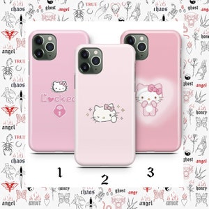 Puede incluir: Tres fundas de iPhone rosas con diferentes dise&ntilde;os de Hello Kitty. La primera funda tiene un Hello Kitty con un coraz&oacute;n y un candado, la segunda funda tiene un Hello Kitty con estrellas y la tercera funda tiene un Hello Kitty con un oso.