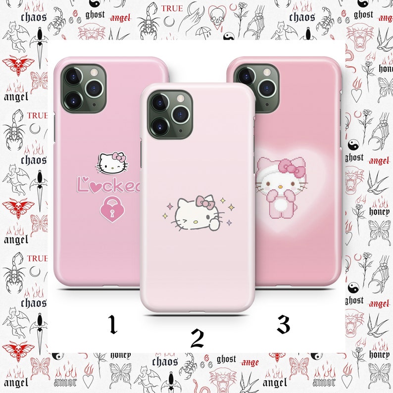 Puede incluir: Tres fundas de iPhone rosas con diferentes dise&ntilde;os de Hello Kitty. La primera funda tiene un Hello Kitty con un coraz&oacute;n y un candado, la segunda funda tiene un Hello Kitty con estrellas y la tercera funda tiene un Hello Kitty con un oso.