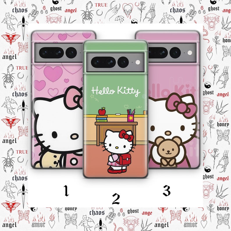 Puede incluir: Tres fundas de tel&eacute;fono diferentes con Hello Kitty. La primera funda es rosa con un patr&oacute;n de corazones blancos y una ilustraci&oacute;n de Hello Kitty. La segunda funda es verde con una escena de aula y una ilustraci&oacute;n de Hello Kitty. La tercera funda es rosa con una ilustraci&oacute;n de Hello Kitty sosteniendo un oso de peluche.