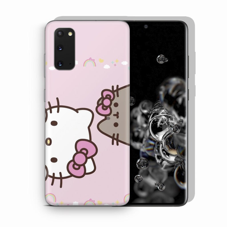 Puede incluir: Una funda de tel&eacute;fono rosa con un dise&ntilde;o de personajes de Hello Kitty y Pusheen. La funda tiene un patr&oacute;n de arco&iacute;ris y nubes. La funda de tel&eacute;fono se muestra con un tel&eacute;fono negro con un fondo de gota de agua.