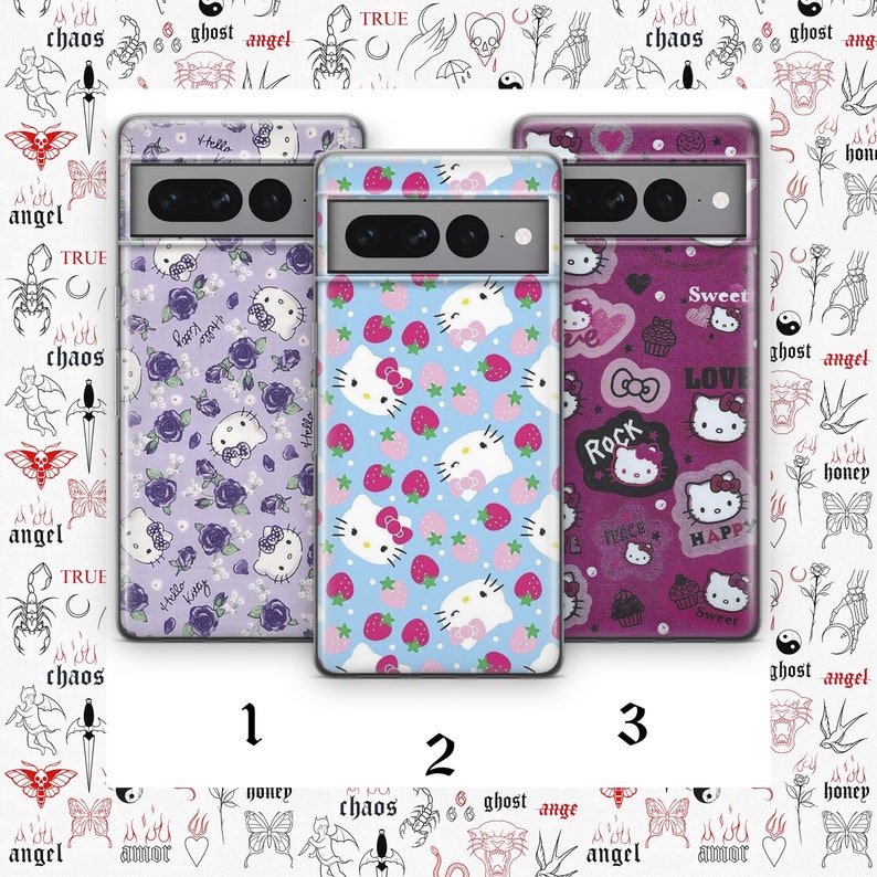 K&ouml;nnte beinhalten: Drei Handyh&uuml;llen mit verschiedenen Designs. Die erste H&uuml;lle ist lila mit einem Blumenmuster und dem Text "Hella Kawaii". Die zweite H&uuml;lle ist blau mit einem Muster von Hello Kitty-Charakteren und Erdbeeren. Die dritte H&uuml;lle ist pink mit einem Hello Kitty-Muster und dem Text "Sweet Love Rock Happy".