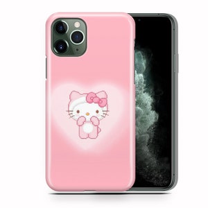 Puede incluir: Una funda de tel&eacute;fono rosa con un dise&ntilde;o de Hello Kitty. La funda tiene un recorte de c&aacute;mara transparente y un contorno blanco alrededor del personaje de Hello Kitty.