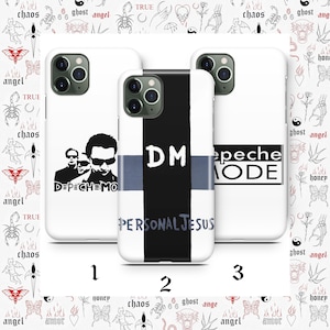 Puede incluir: Tres fundas blancas para iPhone con diseños diferentes. La primera funda presenta una imagen en blanco y negro de la banda Depeche Mode con el nombre de la banda impreso debajo. La segunda funda presenta un diseño en blanco y negro con el texto "DM" y "Personal Jesus". La tercera funda presenta el nombre de la banda "Depeche Mode" en texto negro.