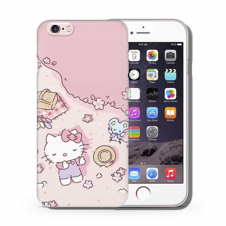 K&ouml;nnte beinhalten: Eine rosa iPhone-H&uuml;lle mit einem Hello-Kitty-Design. Die H&uuml;lle zeigt Hello Kitty, die auf einer Picknickdecke mit einem rosa-wei&szlig; karierten Muster liegt. Im Hintergrund befinden sich rosa Blumen und eine kleine Maus mit Fl&uuml;geln.