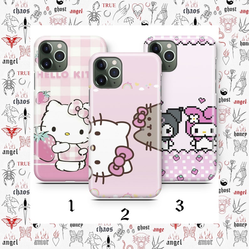 Puede incluir: Tres fundas de iPhone rosas con diferentes dise&ntilde;os de Hello Kitty. La primera funda presenta a Hello Kitty sosteniendo una fresa, la segunda funda presenta a Hello Kitty y un gato marr&oacute;n, y la tercera funda presenta a Hello Kitty y My Melody en pixel art.