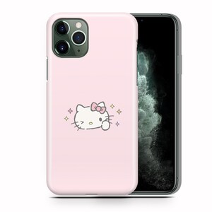 Puede incluir: Una funda de iPhone rosa con un dise&ntilde;o de Hello Kitty. La funda presenta un Hello Kitty blanco con un lazo rosa y una cara gui&ntilde;ando un ojo. Hay peque&ntilde;as estrellas rosas, moradas y amarillas alrededor de Hello Kitty.