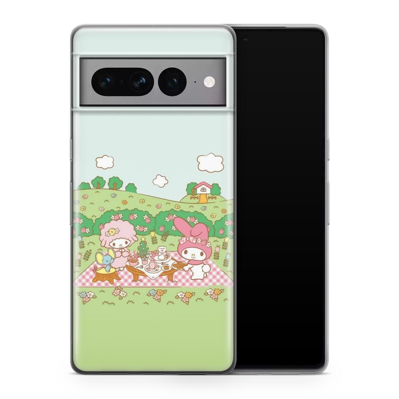 Puede incluir: Una funda transparente para tel&eacute;fono con un fondo verde y una imagen de dibujos animados de dos personajes haciendo un picnic. Los personajes son un conejo rosa y un gato rosa y blanco. La funda tiene una pantalla de tel&eacute;fono negra en la parte posterior.