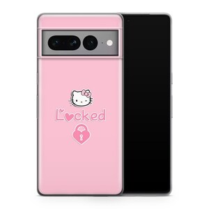 以下が含まれることがあります： ピンクの携帯電話ケースに、ハローキティのキャラクターと「L'cked」の文字、ピンクのハートとピンクの南京錠が描かれています。