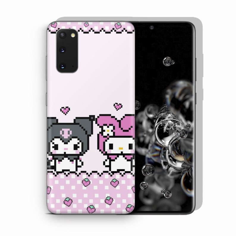 Puede incluir: Una funda de tel&eacute;fono rosa y blanca con un dise&ntilde;o pixelado de Hello Kitty y My Melody. La funda tiene un patr&oacute;n a cuadros con fresas.
