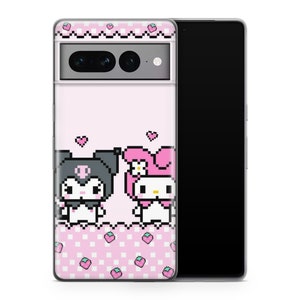 Pode incluir: Uma capa de telefone rosa e branca com um design pixelado de Hello Kitty e My Melody. A capa tem um padr&atilde;o xadrez rosa e branco com morangos.