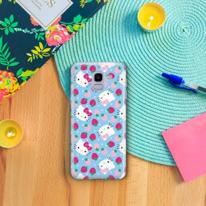 K&ouml;nnte beinhalten: Eine blaue Handyh&uuml;lle mit einem Muster aus wei&szlig;en Hello Kitty-Gesichtern und rosa Erdbeeren.