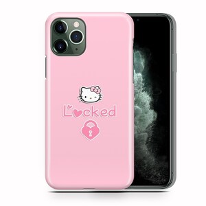 Puede incluir: Funda rosa para iPhone con un personaje de Hello Kitty y el texto "L&hearts;cked" con un candado en forma de coraz&oacute;n.