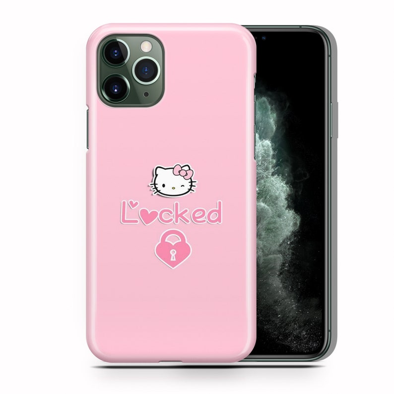 Puede incluir: Funda rosa para iPhone con un personaje de Hello Kitty y el texto "L&hearts;cked" con un candado en forma de coraz&oacute;n.