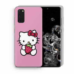 Puede incluir: Funda de tel&eacute;fono rosa con un dise&ntilde;o de Hello Kitty. Hello Kitty est&aacute; sosteniendo una fresa roja.