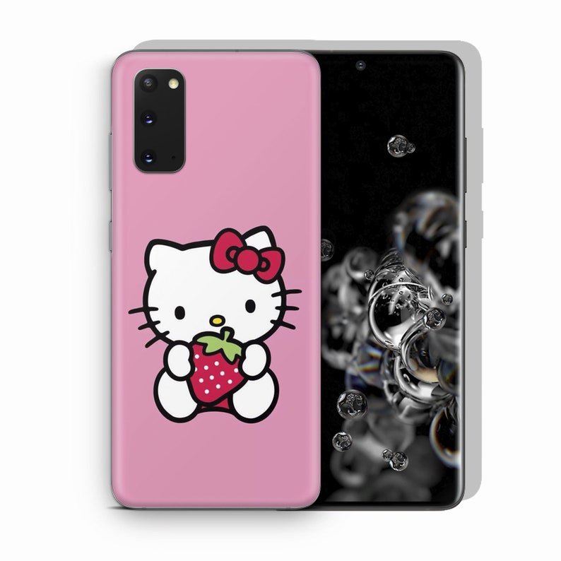 Puede incluir: Funda de tel&eacute;fono rosa con un dise&ntilde;o de Hello Kitty. Hello Kitty est&aacute; sosteniendo una fresa roja.