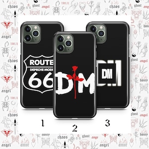 Puede incluir: Tres fundas negras para iPhone con diseños diferentes. La primera funda presenta un letrero blanco de la Ruta 66 con el texto "Depeche Mode" y el número "66". La segunda funda tiene un "DM" blanco con una rosa roja. La tercera funda tiene un "DM" blanco en un cuadrado negro.