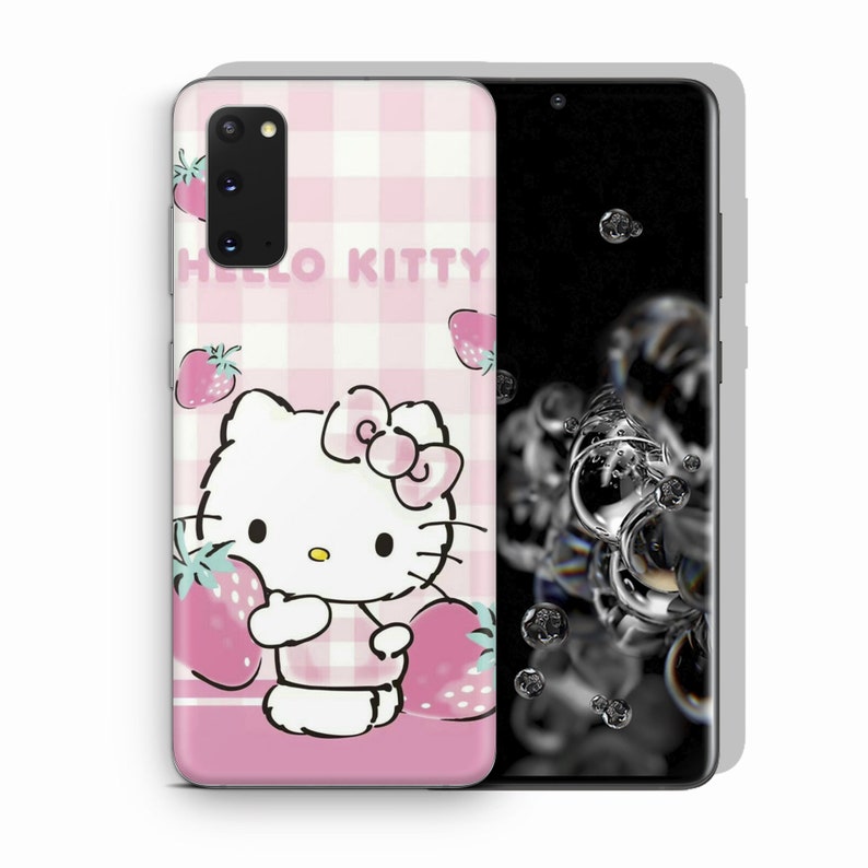 Puede incluir: Una funda de tel&eacute;fono a cuadros rosa y blancos con un dise&ntilde;o de Hello Kitty y fresas. La funda presenta a Hello Kitty sosteniendo dos fresas.