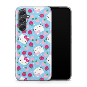 Pu&ograve; includere: Una custodia per telefono blu con un motivo Hello Kitty e fragole bianche. La custodia &egrave; progettata per un telefono con un rigonfiamento della fotocamera.