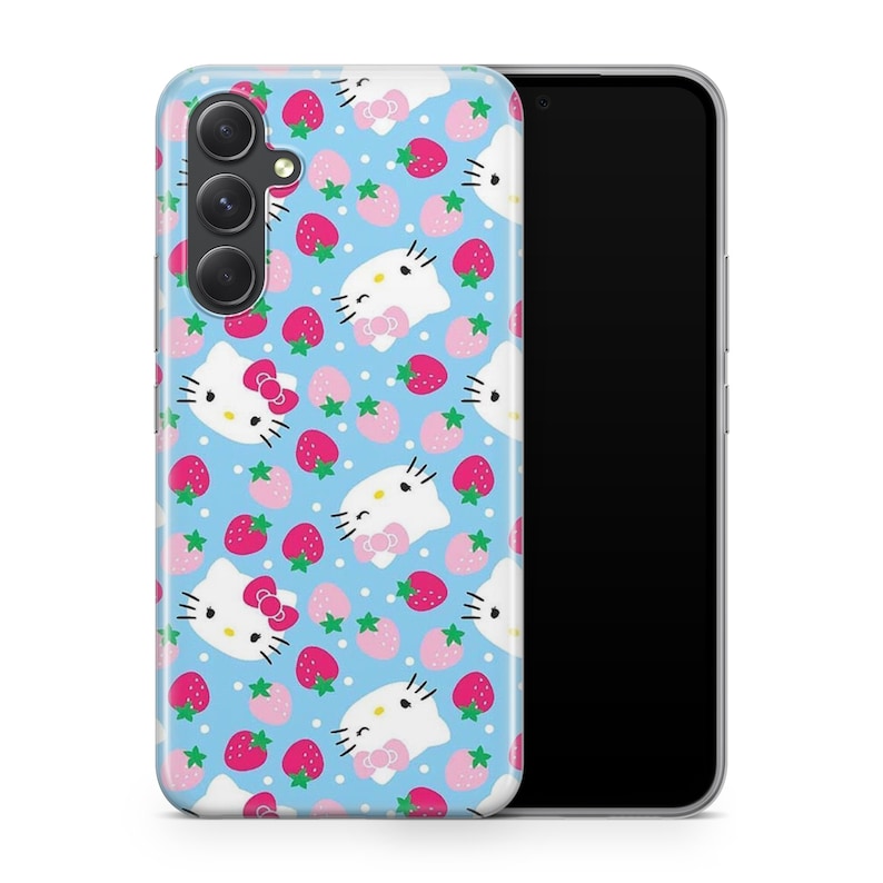 Pu&ograve; includere: Una custodia per telefono blu con un motivo Hello Kitty e fragole bianche. La custodia &egrave; progettata per un telefono con un rigonfiamento della fotocamera.