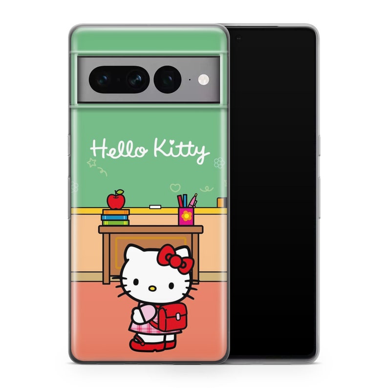 Puede incluir: Una funda de tel&eacute;fono verde con un dise&ntilde;o de Hello Kitty. La funda presenta una escena de aula con una pizarra que dice "Hello Kitty", un escritorio con libros y un porta l&aacute;pices, y Hello Kitty de pie frente al escritorio con una mochila roja.