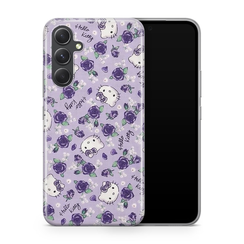Pu&ograve; includere: Una custodia per telefono viola con un design Hello Kitty che presenta un motivo ripetuto di Hello Kitty e rose. La custodia &egrave; realizzata per un telefono con un obiettivo della fotocamera triplo.