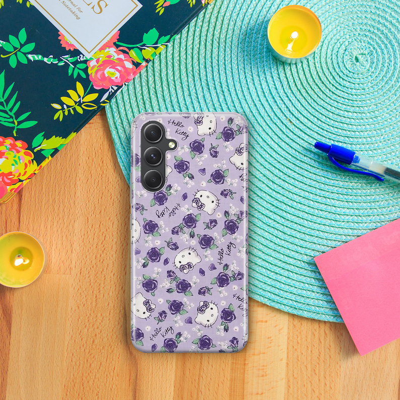 Pu&ograve; includere: Una custodia per telefono trasparente con un design Hello Kitty viola e bianco. La custodia presenta un motivo ripetitivo di personaggi Hello Kitty, fiori e cuori. La custodia &egrave; progettata per un telefono con un triplo obiettivo della fotocamera.