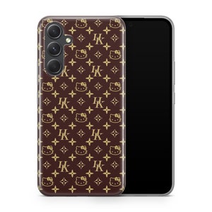 Op de afbeelding: Een bruine telefoonhoes met een gouden Hello Kitty en Louis Vuitton patroon. De hoes wordt getoond met een zwart telefoonscherm.