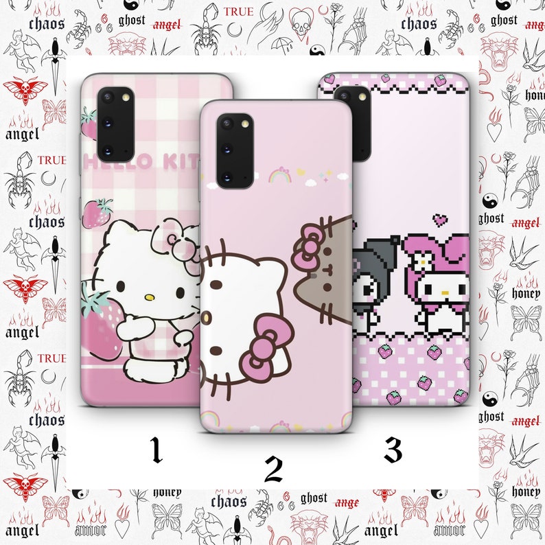 Puede incluir: Tres fundas de tel&eacute;fono rosa y blancas con diferentes dise&ntilde;os de Hello Kitty. La primera funda presenta a Hello Kitty sosteniendo una fresa, la segunda funda presenta a Hello Kitty con un lazo rosa y la tercera funda presenta a Hello Kitty y sus amigos.