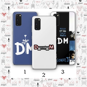 Puede incluir: Tres fundas de teléfono diferentes con un gráfico en blanco y negro de las letras DM. La primera funda es azul con una rosa blanca. La segunda funda es blanca con una pegatina en blanco y negro que dice "Depeche Mode Memento Mori". La tercera funda es en blanco y negro con el texto "Reach Out and Touch Faith DM Personal Jesus".