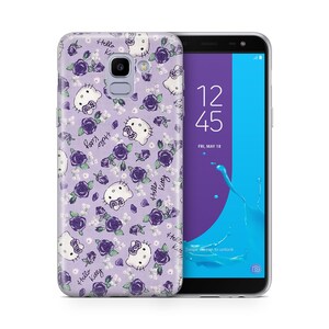K&ouml;nnte beinhalten: Eine lila Handyh&uuml;lle mit einem Hello Kitty-Design mit wei&szlig;en Hello Kitty-Figuren und lila Rosen. Die H&uuml;lle ist kompatibel mit dem Samsung Galaxy J7.