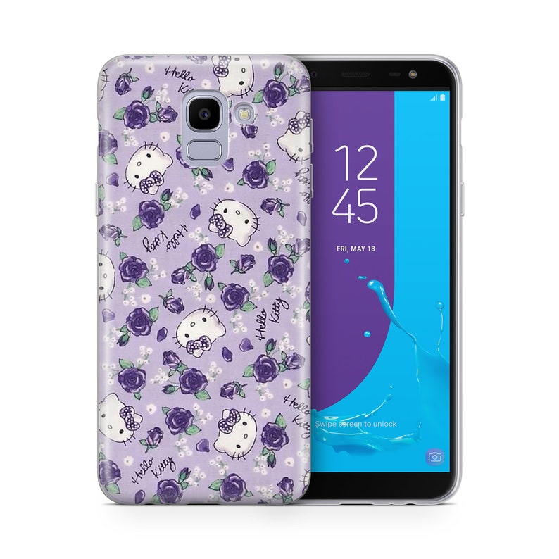K&ouml;nnte beinhalten: Eine lila Handyh&uuml;lle mit einem Hello Kitty-Design mit wei&szlig;en Hello Kitty-Figuren und lila Rosen. Die H&uuml;lle ist kompatibel mit dem Samsung Galaxy J7.