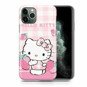 Puede incluir: Una funda de tel&eacute;fono a cuadros rosa y blancos con un dise&ntilde;o de Hello Kitty. Hello Kitty est&aacute; sosteniendo una fresa y hay fresas en la funda.
