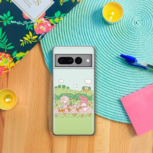 Puede incluir: Una funda de tel&eacute;fono blanca con un fondo verde que presenta una escena de picnic con dos personajes de dibujos animados, uno con orejas de conejo rosas y el otro con un lazo azul. Los personajes est&aacute;n sentados en una manta de picnic a cuadros con una cesta de comida y una tetera.