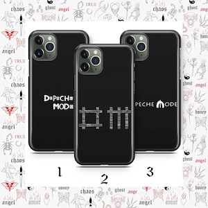 Puede incluir: Tres fundas negras para iPhone con diseños diferentes. La primera funda tiene el texto "D=P=CH= MOD=" en blanco. La segunda funda tiene un patrón de cuadrícula con el texto "PEACE" y "MODE" en blanco. La tercera funda tiene el texto "PECHE MODE" en blanco.